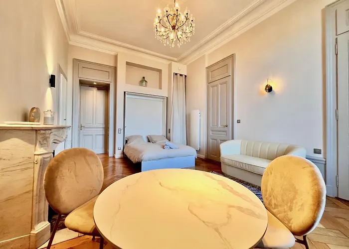 Bourgeois Avec Terrasse Et Vue 아파트 엑스레뱅